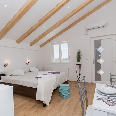 Studio Apartment Harmony Np Krka โลโซวาซ ภายนอก รูปภาพ