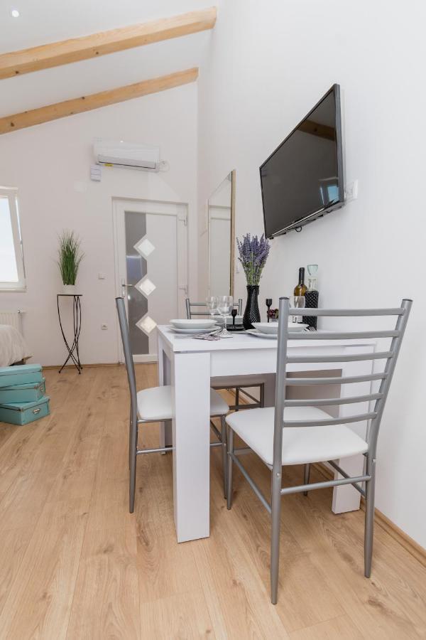 Studio Apartment Harmony Np Krka โลโซวาซ ภายนอก รูปภาพ